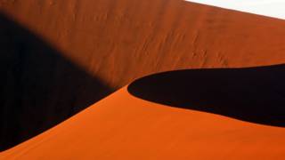 Mặt trời ngả bóng trên sa mạc ở Vùng bảo tồn quốc gia Namib-Naukluft tại Namibia. Ảnh: BBC