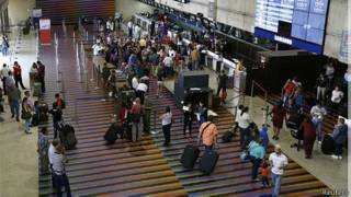 Passageiros no aeroporto de Caracas (Reuters)