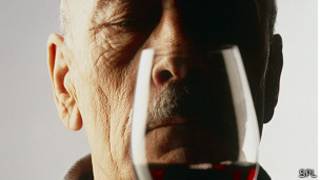 Hombre con copa de vino tinto