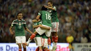 Jugadores de la seleccion mexicana se abrazan tras el primer gol frente a Panama
