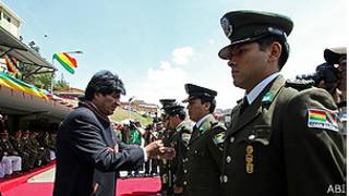 Morales con algunos policías condecorados