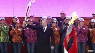 Presidente ruso con la llama olímpica