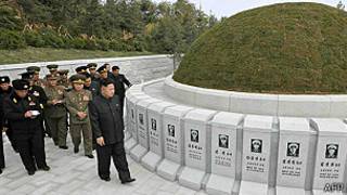 Kim Jong-un đi thăm nghĩa trang hải quân
