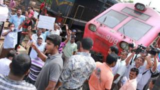 ரயிலுக்கு முன்பாக ஆர்ப்பாட்டம்