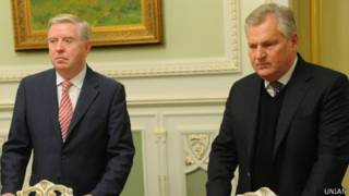 Наблюдатели от мониторинговой миссии Европарламента Пэт Кокс и Александр Квасьневский