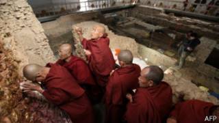 Monjes budistas en el templo en Lumbini