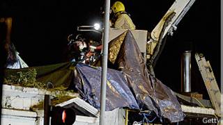 Un bombero en una grua