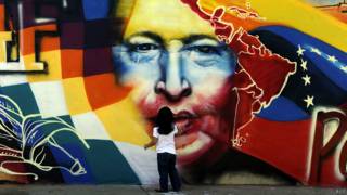 Mural en memoria a Hugo Chávez fuera del Museo Histórico Militar