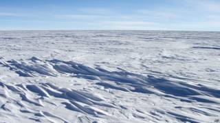 Campo de sastrugi en la Antártica (foto de archivo)