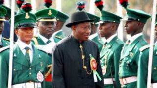 Le président Goodluck Jonathan a limogé les principaux chefs militares.