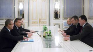 Президент Янукович проводить чергову зустріч із опозицією, а сутички в Києві та інших містах України тривають