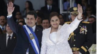 Juan Orlando Hernandez y su esposa Ana Rosalinda