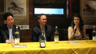 (左起)伦敦华埠商会主席邓柱廷、秘书长郑健强、李美洁。