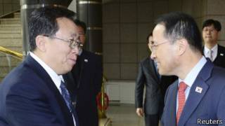 Won Tong Yon (izq.), representante de Corea del Norte y Kim Kyou-hyun, de Corea del Sur
