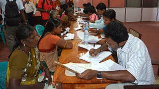 காணாமல்போனவர்களின் உறவினர்கள் முறைப்பாடுகளைத் தெரிவிக்கின்றனர்