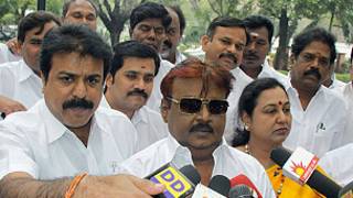 மனைவி பிரேமலதாவுடன் தேமுதிக தலைவர் விஜயகாந்த்