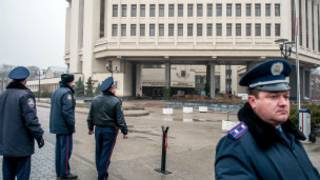 Policías frente al Parlamento de Crimea