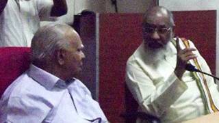 யாழ்ப்பாண கூட்டத்தில் கூட்டணியின் தலைவர் சம்பந்தனும், வடமாகாண முதல்வர் விக்னேஸ்வரனும் விவாதிக்கின்றனர்.