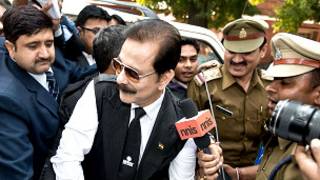 சஹாரா நிறுவனத் தலைவர் நீதிமன்றில் ஆஜரானார்