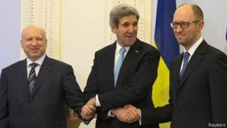 John Kerry con Alexander Turchínov (izq.) ay Arseniy Yatsenyuk
