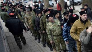 Пророссийские добровольцы у здания ВС Крыма