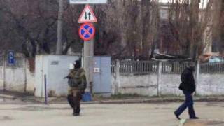 По периметру стоит вооруженная автоматами охрана