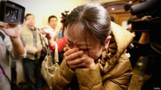 Familiares de passageiros de avião desaparecido (Getty Images)