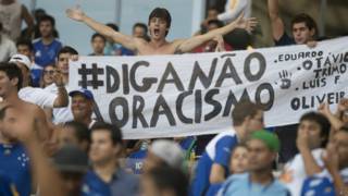 Torcedores seguram cartaz contra racismo | Crédito: AP
