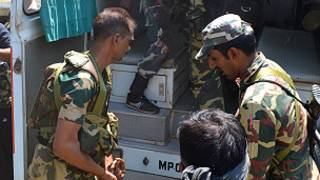 नक्सली हमले में घायल जवान को ले जाते उनके सहकर्मी (फ़ाइल फ़ोटो)
