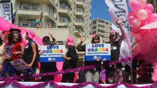 Manifestantes protestam na Cidade do Cabo contra lei que criminaliza homossexualidade em Uganda (foto: AFP)