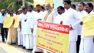 வட மாகாண சபை முதல்வரும் அமைச்சர்களும் ஆர்ப்பாட்டத்தில் பங்கேற்றனர்.