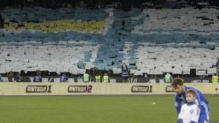 Torcedores do Dynamo Kiev fazem mosaico com bandeira ucraniana / Crédito da foto: Reuters