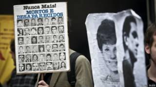 Homem protesta por desaparecidos políticos (Agêncai Brasil)