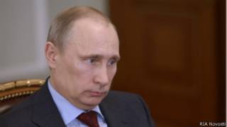 Президент России Владимир Путин во время встречи с председателем правительства Дмитрием Медведевым в Ново-Огарево 27 марта 2014 г.