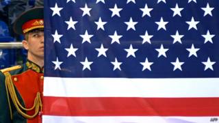 Російський військовий біля прапора США