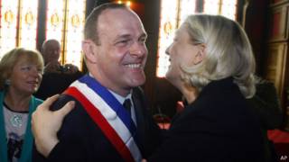 Марин Ле Пен обнимает кандидата Национального фронта после победного результата