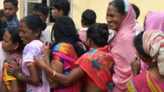 வாக்குச்சாவடியில் பெண்கள் கூட்டம்