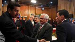 Nicolás Maduro (izq.) estrecha la mano de Henrique Capriles