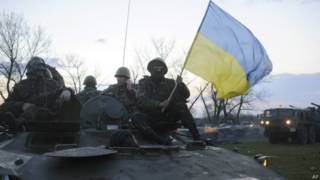 Tropas ucranianas perto de onde edifícios foram tomados por militantes pró-Rússia(AP)