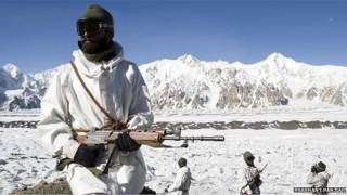 Soldados indios en glaciar de Sichaen