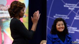 yassmin barrios junto a michelle obama