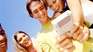 Jóvenes jugando con un Game Boy
