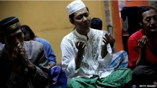 नमाज पढ़ते इंडोनेशिया के नागरिक