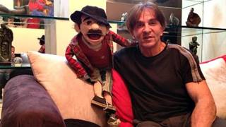 El comediante Johnny Welch y su muñeco de ventrílocuo.