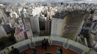Turistas tiram fotos do topo do Edifício Itália, no centro de São Paulo