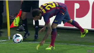Dani Alves recoge plátano