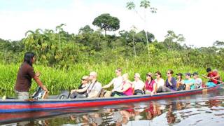Joven kichwa en una canoa que transporta ecoturistas