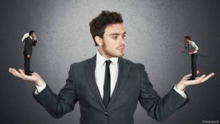 Ejecutivo con un ángel y un demonio dándole consejo