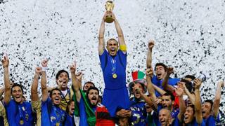 Fabio Cannavaro levanta la copa tras ganarle la final a Francia en 2006
