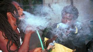 Dos rastafari fuman ganja